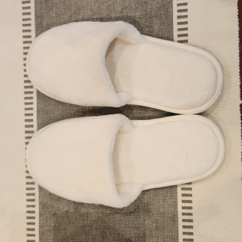 Women's plush slippers size s/m 5 6